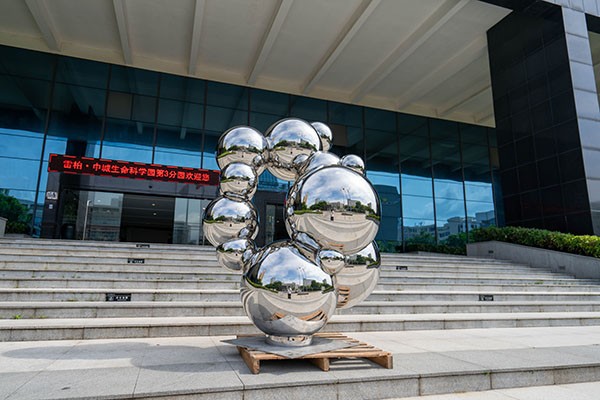 Custom Stainless Steel Sphere Cluster Sculpture – Modern Mirror-Polished Outdoor Art  Custom Stainless Steel Sphere Cluster Sculpture – Modern Mirror-Polished Outdoor Art